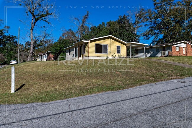 Building Photo - **Reduced Price** Adorable 3 Bedroom/1 Bat...