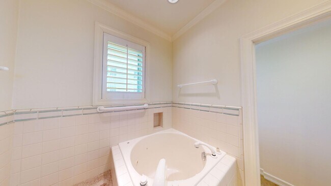 Building Photo - Spacious 4-bedroom 4.5 bath Home in a Gated Complex