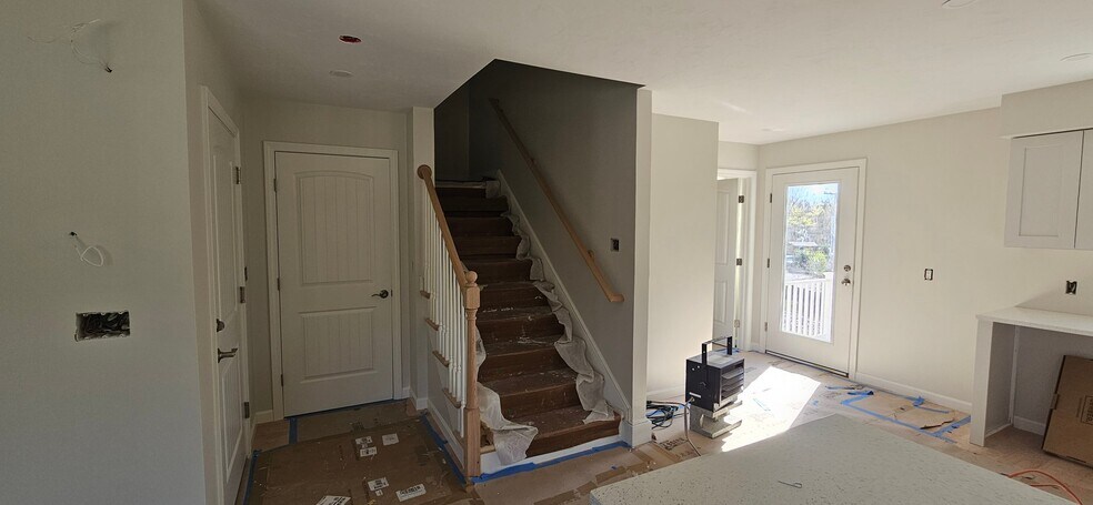 Building Photo - 719 Putnam Pike