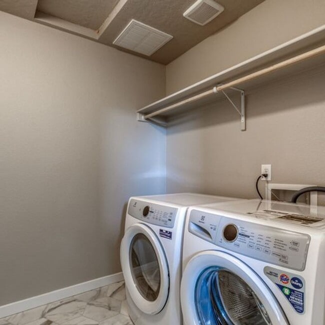 Building Photo - 4-Bedroom Townhome in West Boise