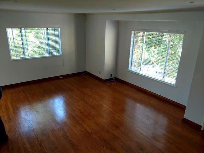 Building Photo - 820 Bank St