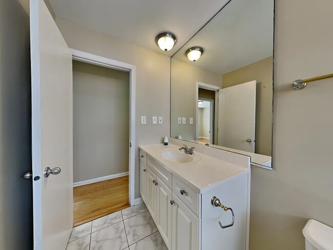 Building Photo - 7649 S Oconto Ave