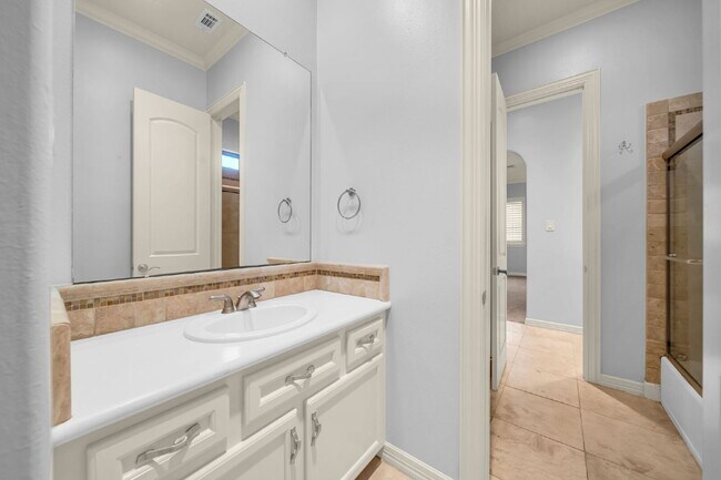 Building Photo - Exceptional 5-bedroom home (2 down) in des...