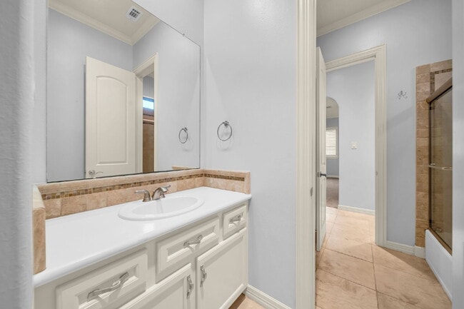 Building Photo - Exceptional 5-bedroom home (2 down) in desirable Woodlands Country Club with landscape & pool mai...