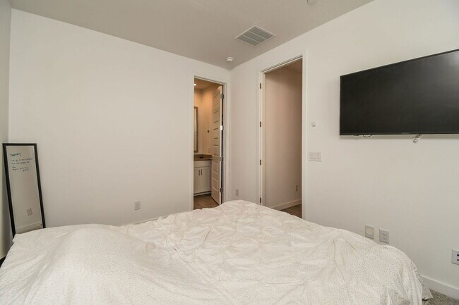 Building Photo - 9922 E Wavelength Ave