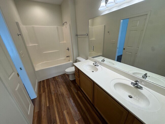 Building Photo - Experience Modern Main-Level Living in a Private Oak Ridge Community