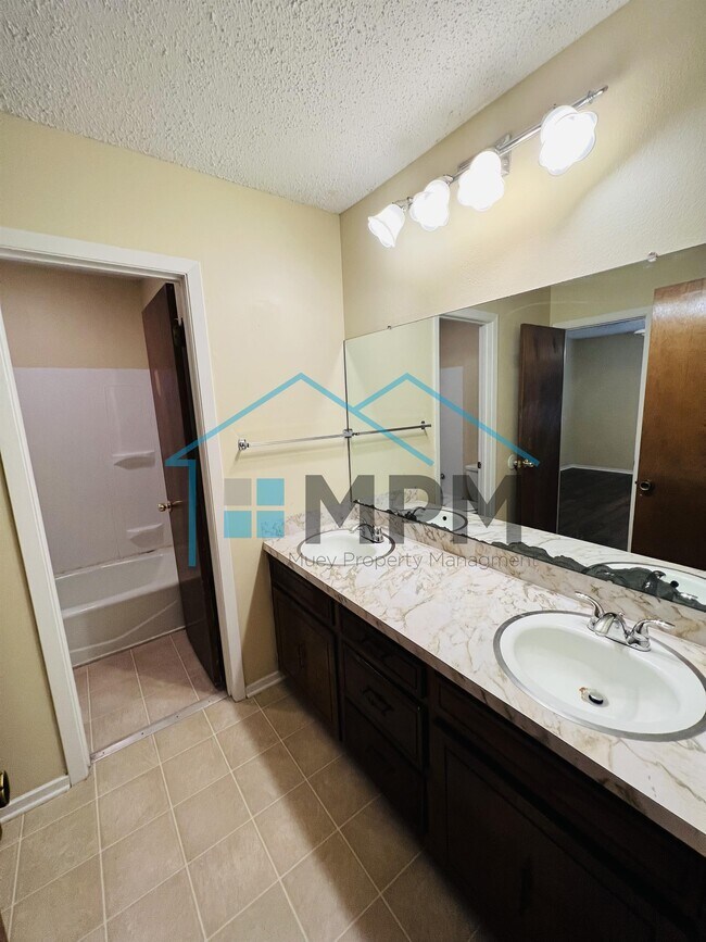 Building Photo - 62 W Elmwood Dr