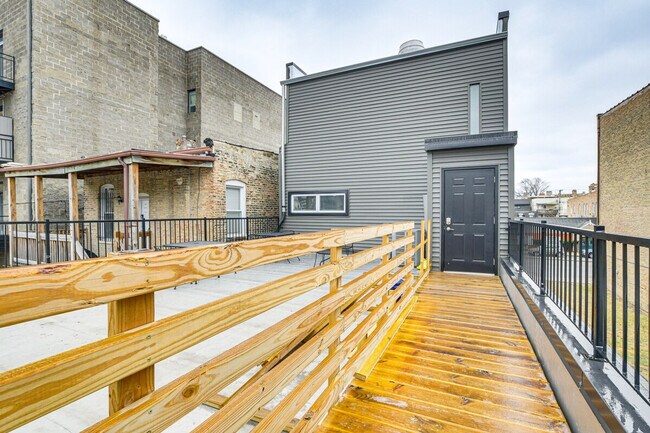 Building Photo - 2148 W Chicago Ave