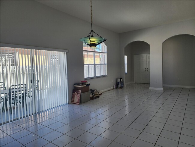 Building Photo - 986 NW 136 Ct