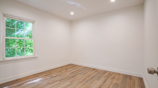 Building Photo - 6112 Saturn St