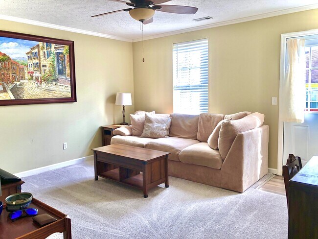 Building Photo - COMING SOON... Split-Level 3Bed/2Bath in H...