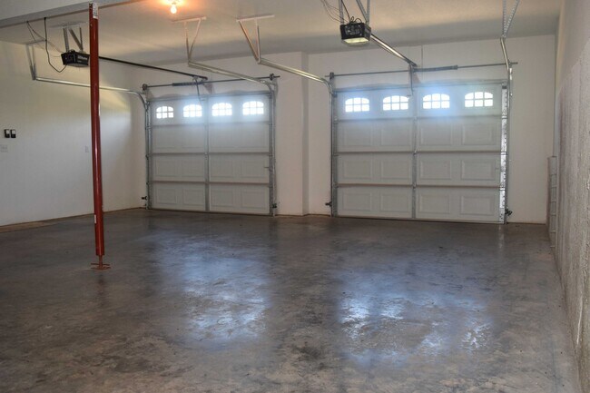 Building Photo - Gorgeous Split Foyer Home!