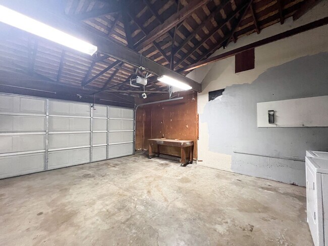 Building Photo - Tahoe Park Gem in Great Location!