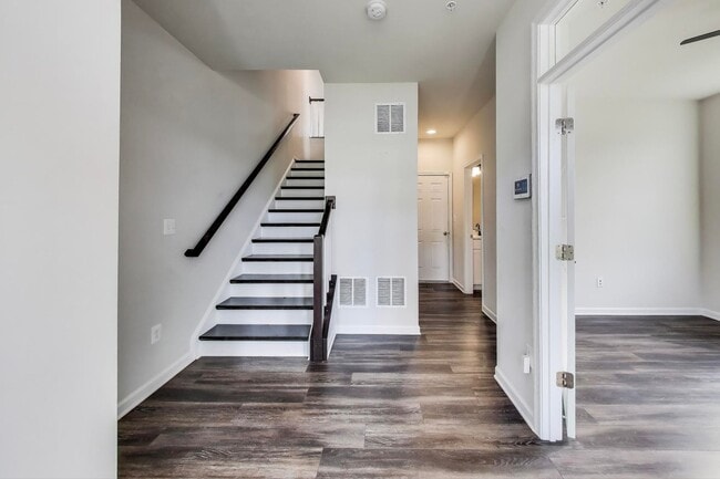 Building Photo - Luxurious on Lanham Hill - 3 + 3.5 Near Ne...