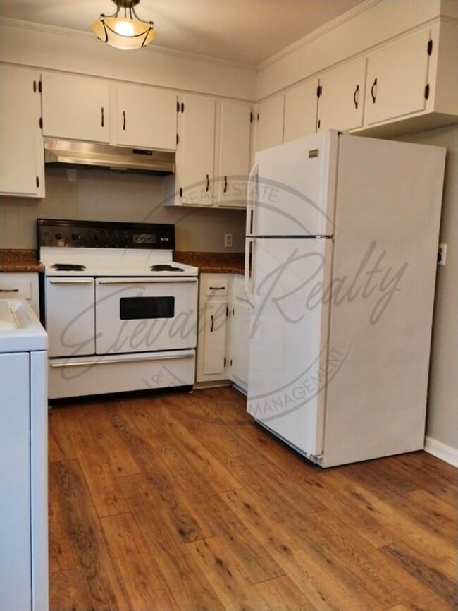 Building Photo - Charming Two Bedroom in Triplex in Goodlettsville!