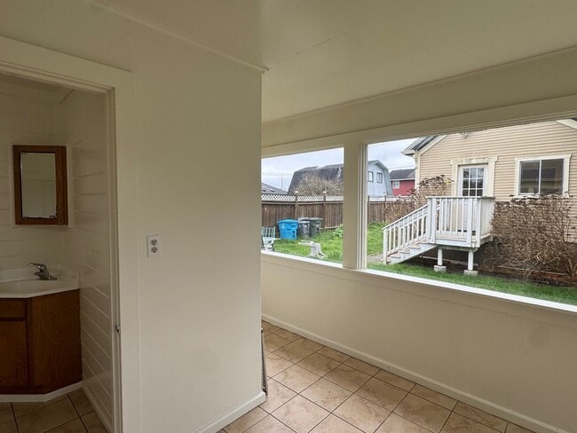 Building Photo - 226 Long St