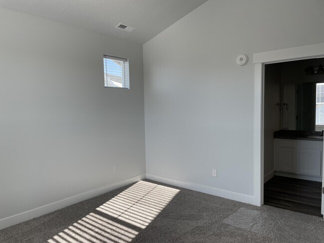 Building Photo - 302 W 435 N