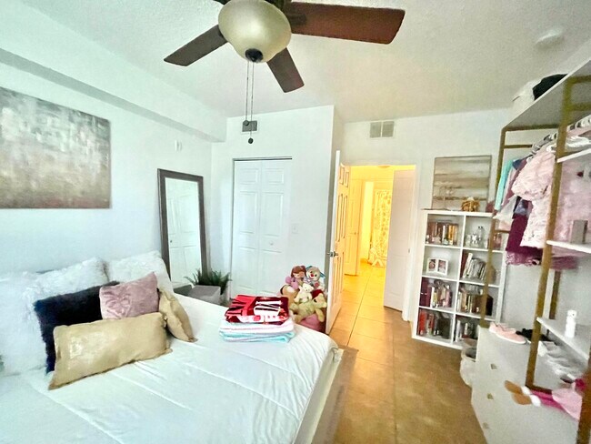 Building Photo - 8010 N Nob Hill Rd