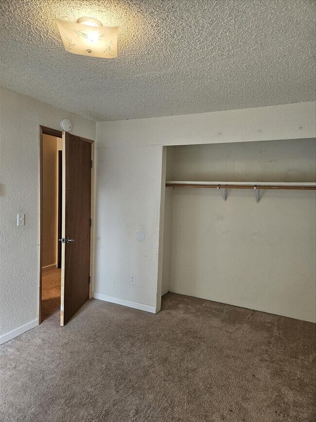 Building Photo - Remodeled 2/1.5 Townhome in a Quiet Fourplex