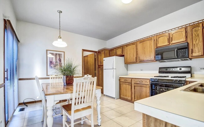 Building Photo - Comfortable Living in a Desirable Area