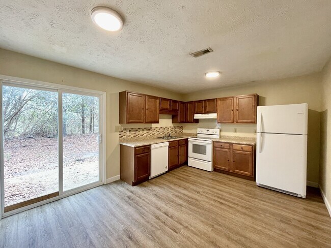 Building Photo - Get one month of rent FREE on a 2 bedroom, 1.5 bathroom townhome in Creeks Edge. Accepts Section 8.