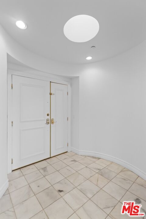 Building Photo - 121 N Almont Dr
