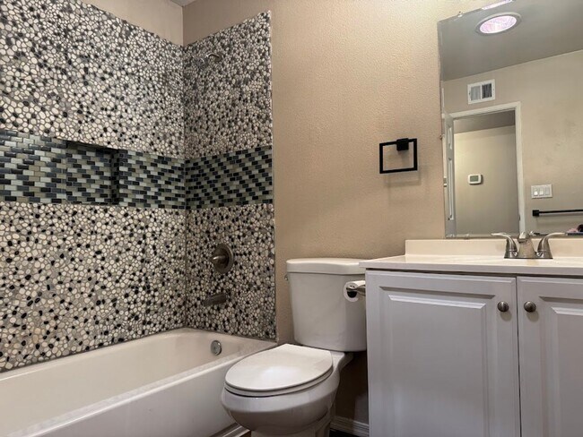 Building Photo - Spacious 3 bedroom, 2 bathroom home with 1,635 square feet in a convenient Central Phoenix locati...