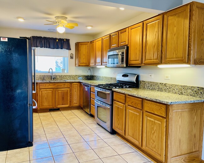 Building Photo - 37020 N Helen Dr