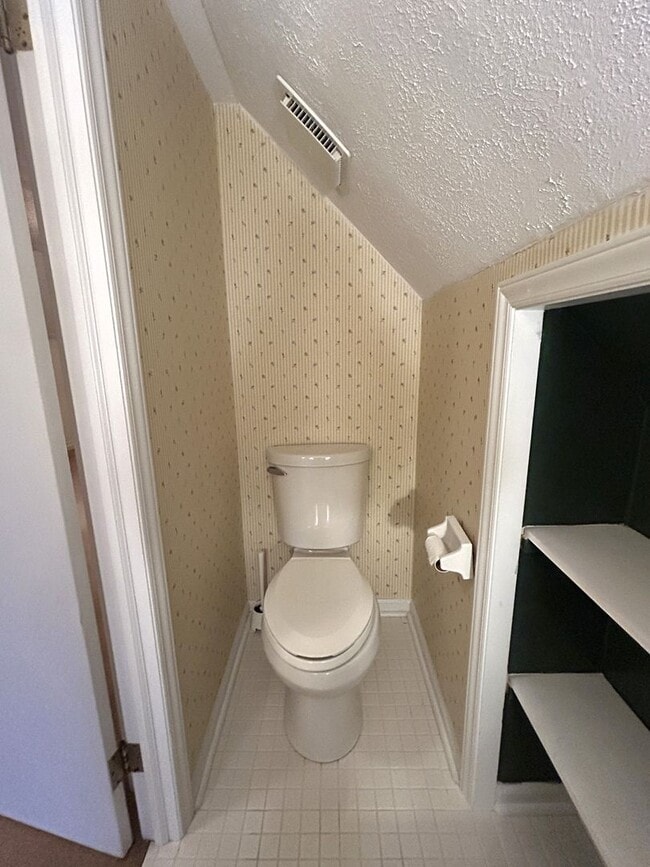 Building Photo - Light-Filled 3BR Home with Wraparound Deck, Convenient to Town