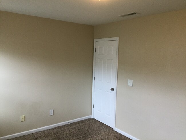 Building Photo - 88 Killington Dr
