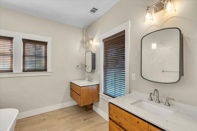 Building Photo - Downtown 4 bedroom home