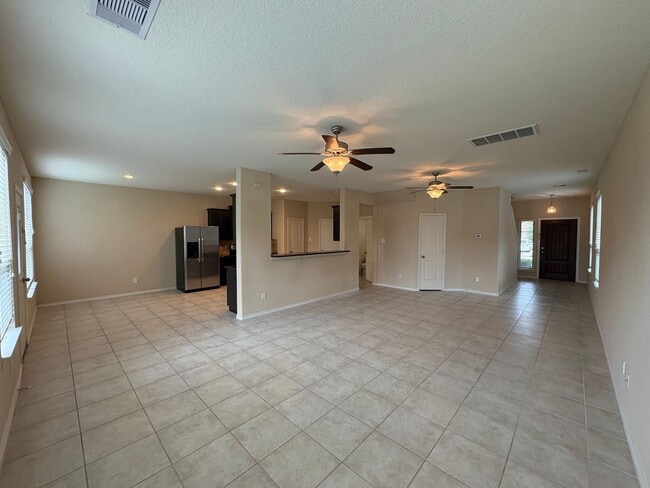 Building Photo - 4B2.5B Warm & Spacious Home in Remington R...