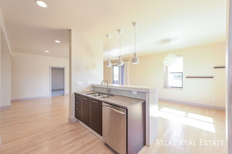 Building Photo - 3420 W 32nd Ave