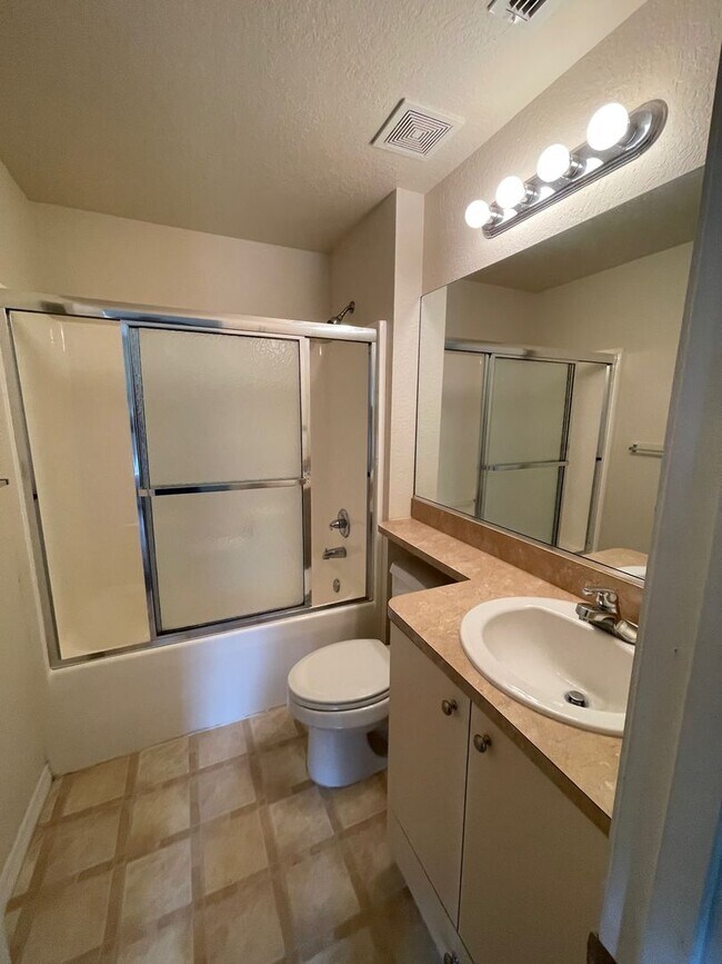 Building Photo - 2 Bedroom/2 1/2 Bathroom End Unit Apartment