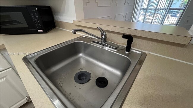 Building Photo - 711 N Pine Island Rd