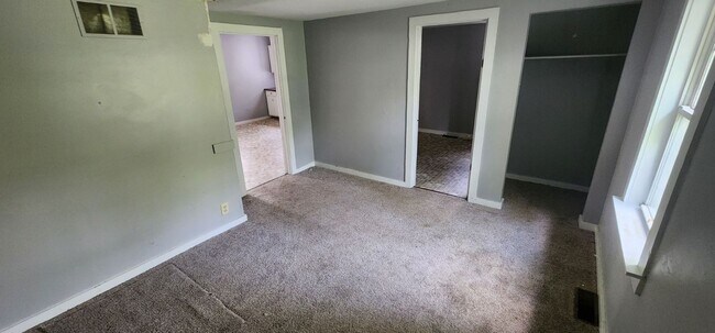 Building Photo - Charming 4 Bedroom House on Briant St