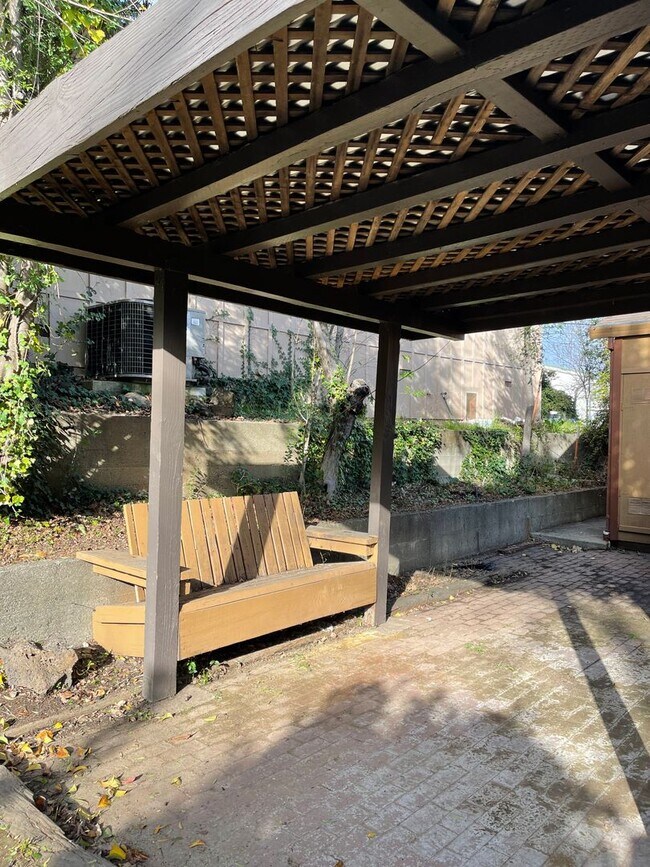 Building Photo - CHARMING 4 BED 2 BATH HOUSE NEAR DOWNTOWN