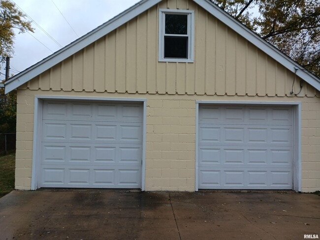 Building Photo - 1914 W Richwoods Blvd