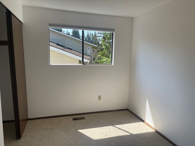 Building Photo - Charming 3bd split level