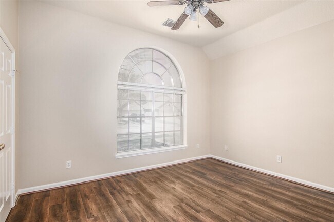 Building Photo - 20719 Medallion Pointe Dr