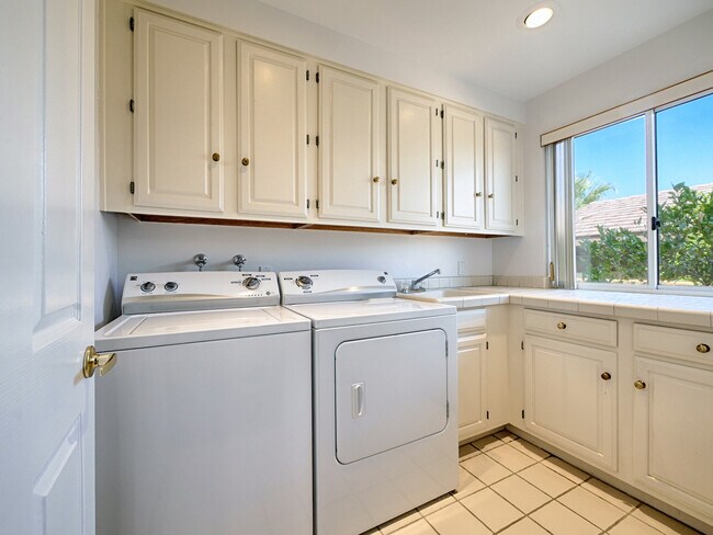 Building Photo - 48600 Shady View Dr