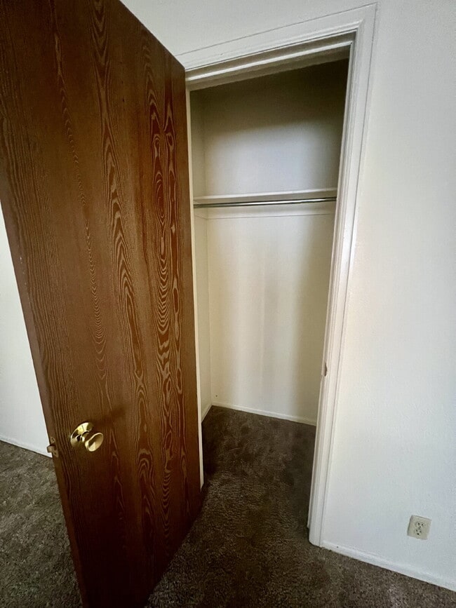 Building Photo - Upper level two bedroom, one bathroom clos...
