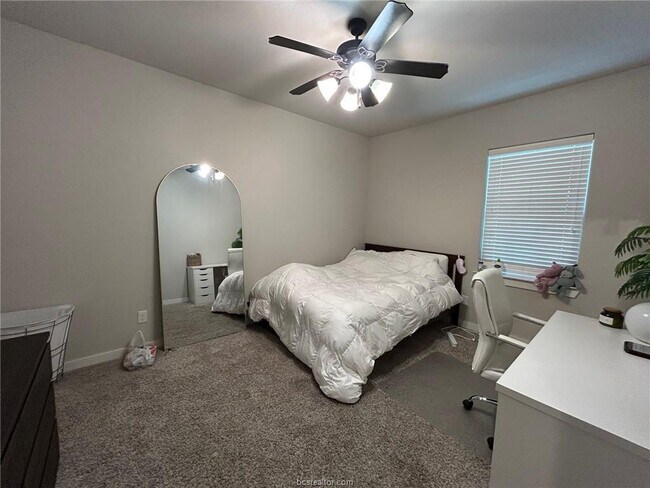 Building Photo - 419 Goldilocks Ln