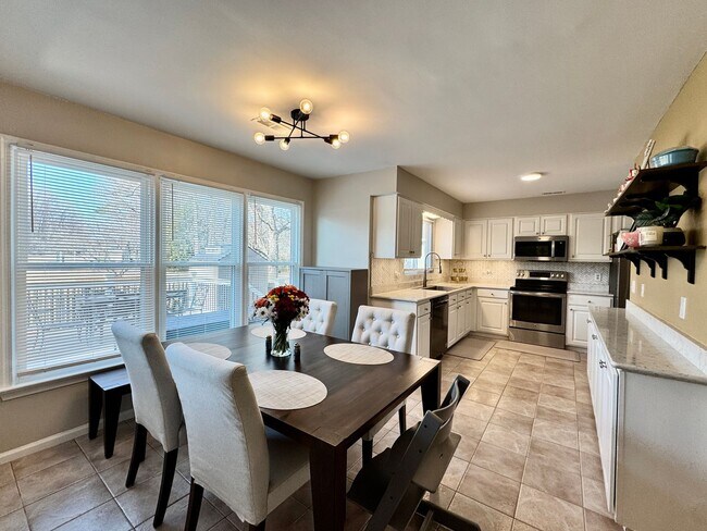 Building Photo - A Fabulous Home w/Water & Golf Course Views Available 05-04-26! Fenced Yard & Dog-Friendly!