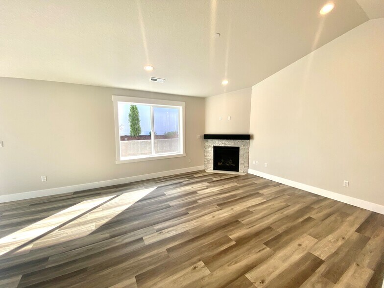Building Photo - 604 NW 9th Ave