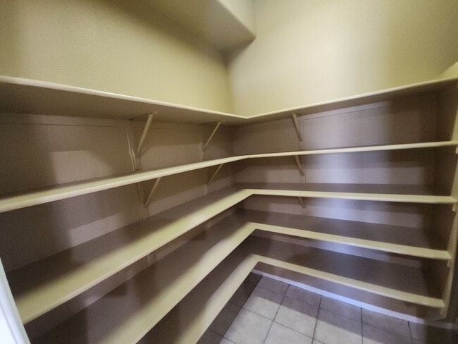 Building Photo - Beautiful detached home with fully fenced back yard.