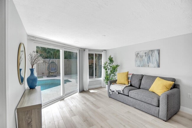 Building Photo - 470 SE 4th Ct