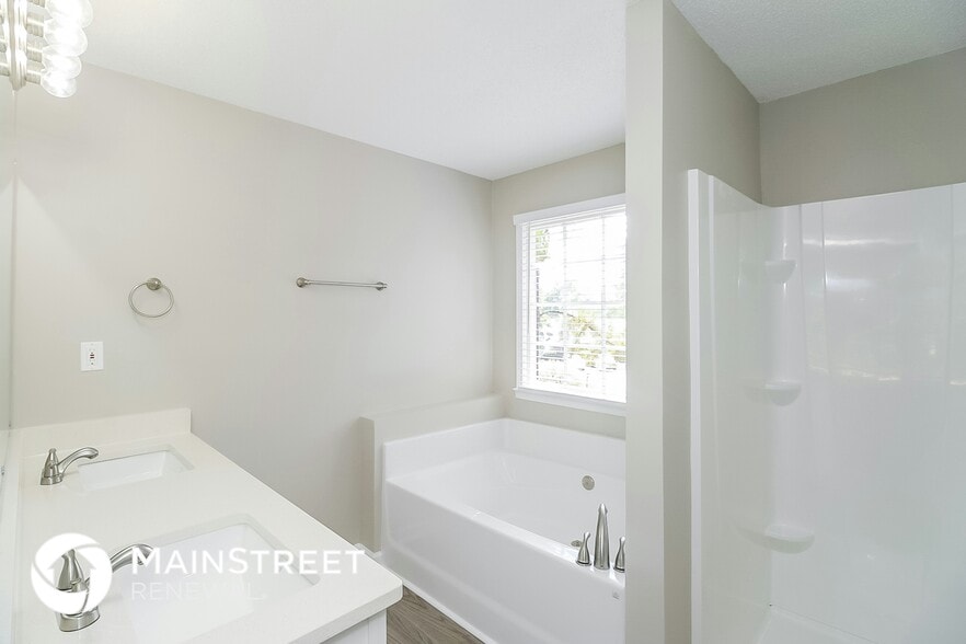 Building Photo - 10972 Clearwater Dr