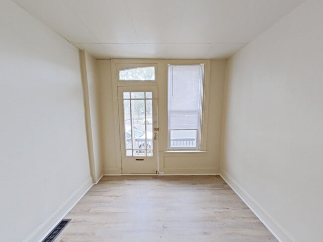 Primary Photo - 22 E Jackson St