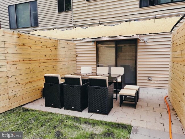 Building Photo - 9364 Neil Rd